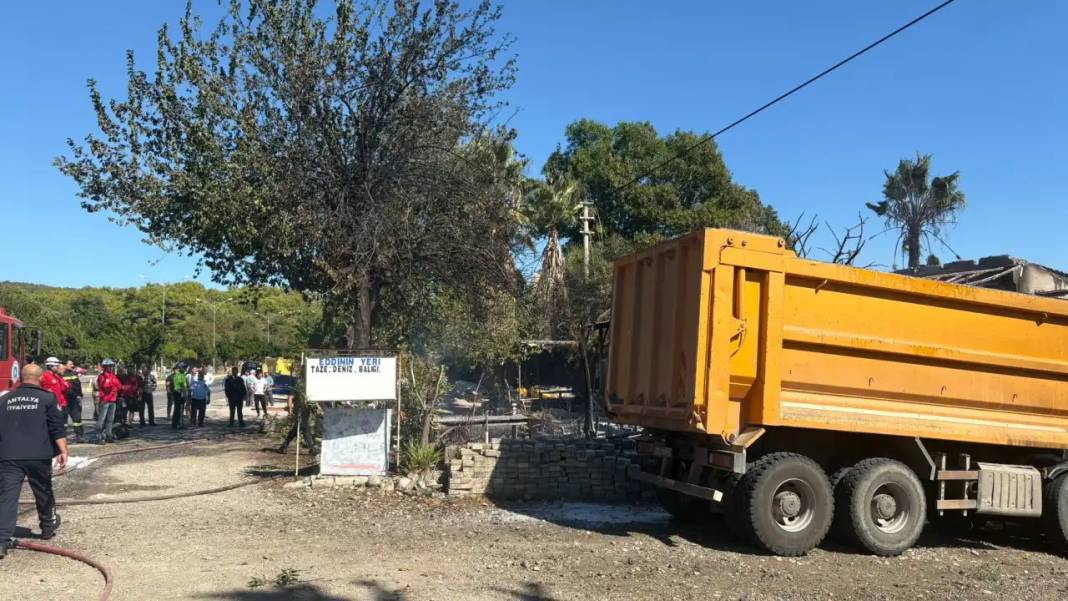 Kemer’de Restoran ve Kamyon Kül Oldu! 14